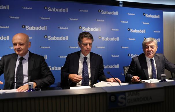 (I-D) El director financiero, Tomás Varela; el consejero delegado del Banco Sabadell, Jaime Guardiola y el subdirector general, Gabriel Martínez en rueda de prensa el 25 de octubre de 2019.