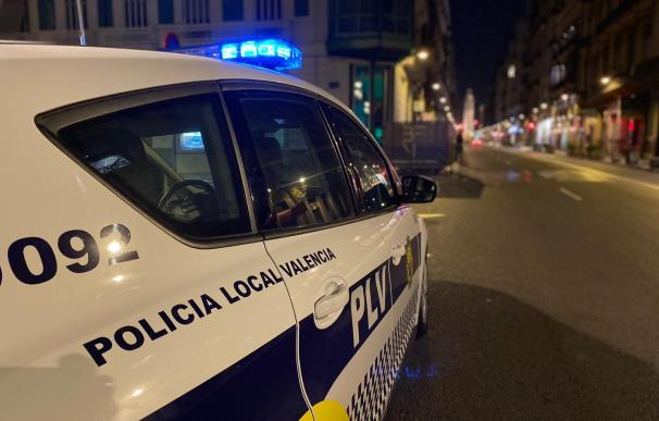 Un coche de Policía Local de València durante el dispositivo especial con motivo de la noche de Halloween