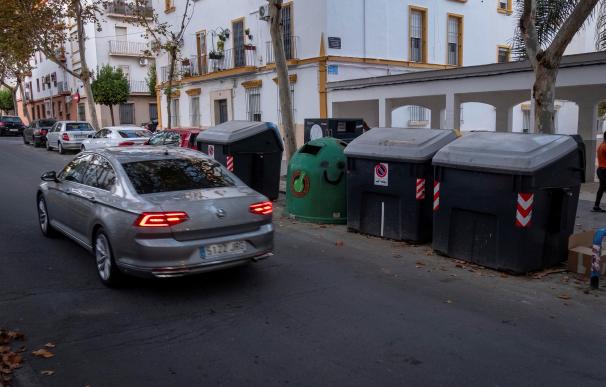 Vista del contenedor de basura de Huelva donde se ha hallado hoy una bolsa de basura con restos humanos, que se ha confirmado que corresponden a una cabeza.