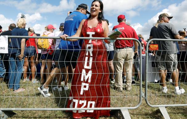 Una votante del presidente estadounidense, Donald J. Trump, participa en una acto electoral de los republicanos celebrado en el estadio Raymond James de Tampa (Florida).