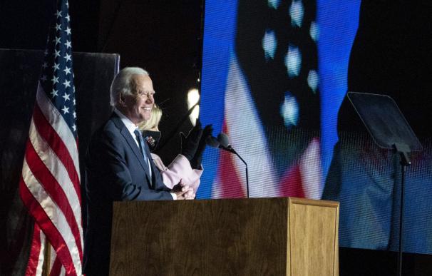 Joe Biden, junto con su mujer Jill Biden, durante su comparecencia en Wilmington el martes.