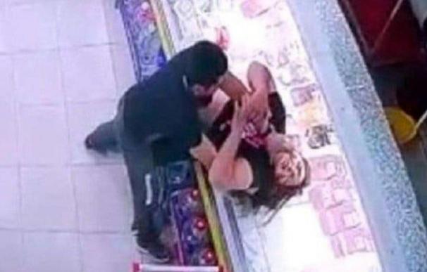 La empleada estrangulada en un supermercado de Argentina.