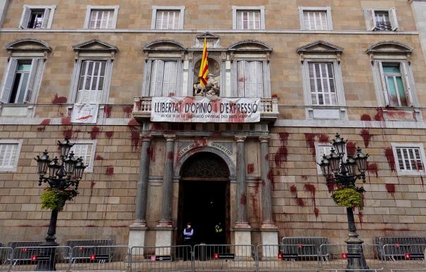 Cuatro personas han sido denunciadas por los Mossos este mediodía como presuntas autoras del lanzamiento de globos rellenos con pintura roja contra la fachada de la Generalitat