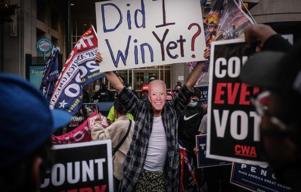 Un seguidor de Joe Biden se manifiesta junto a un centro electoral en Filadelfia.