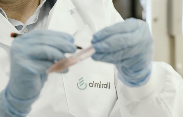Almirall se planta y mantiene sus planes para 2020 pese a la caída del 41% de su beneficio