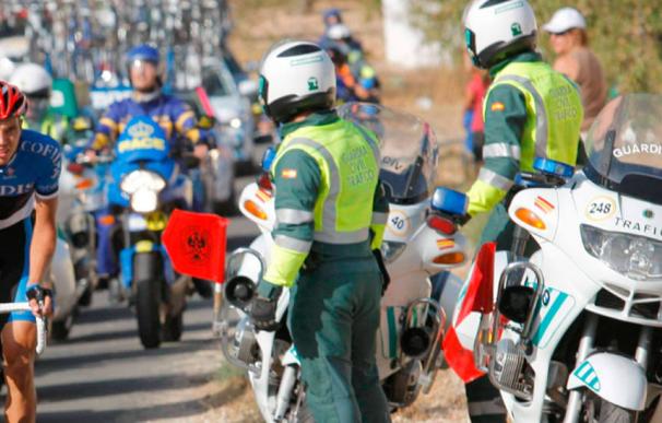 Agentes de la Guardia Civil vigilan una prueba ciclista