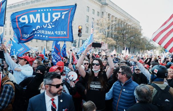 Varios seguidores de Trump se echaron a las calles de Washington para protestar por las elecciones.