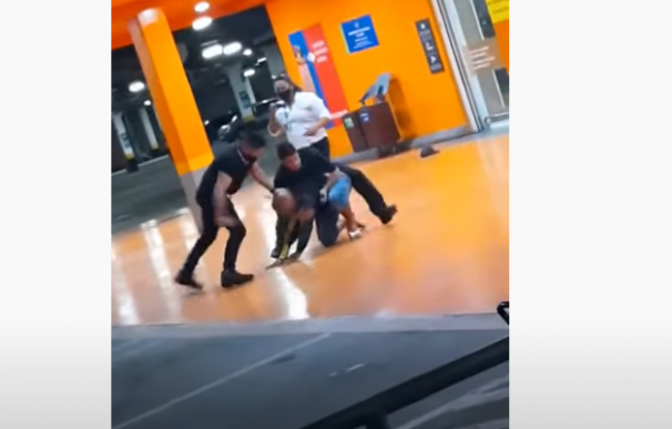 La agresión hasta la muerte a un hombre de dos agentes de seguridad de un supermercado.