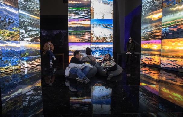 Un grupo de personas disfruta de una exposición en el Museo de Arte Contemporáneo de Pekín.