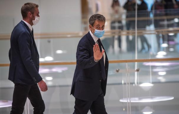 El ex presidente francés Nicolas Sarkozy abandona el tribunal durante su juicio por cargos de corrupción en París
