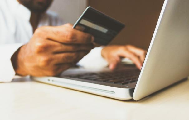 Hoy en día, entidades como Banco Sabadell permiten activar la opción de compra 'online' cuando los usuarios pretendan efectuar un pago y desactivar la tarjeta para esa modalidad una vez se haya concluido la transacción.