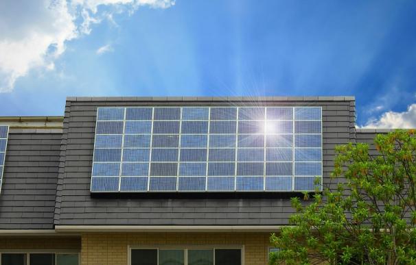 Con la instalación de paneles solares se puede ahorrar hasta un 50% en la factura eléctrica.