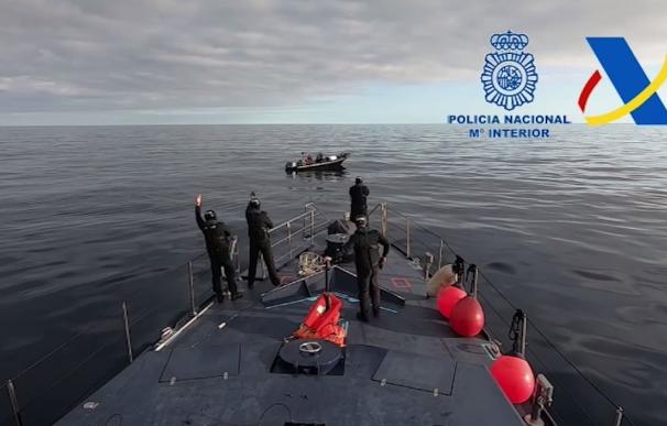 Detenidos los cinco tripulantes de una narcolancha cargada con 2.000 kilos de hachís tras una persecución en alta mar