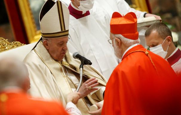 El Papa Francisco entrega el birrete de cardenal al español Celestino Aos Braco.