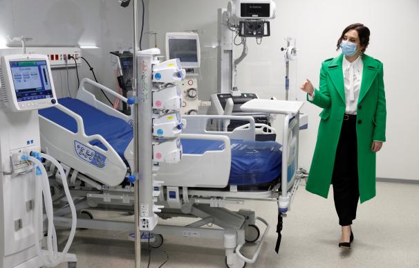 La presidenta regional, Isabel Díaz Ayuso, recorre las instalaciones del nuevo hospital.