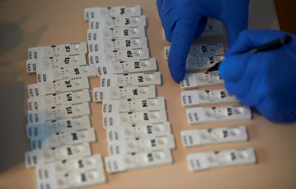 Comienza la distribución de test rápidos de anticuerpos en farmacias