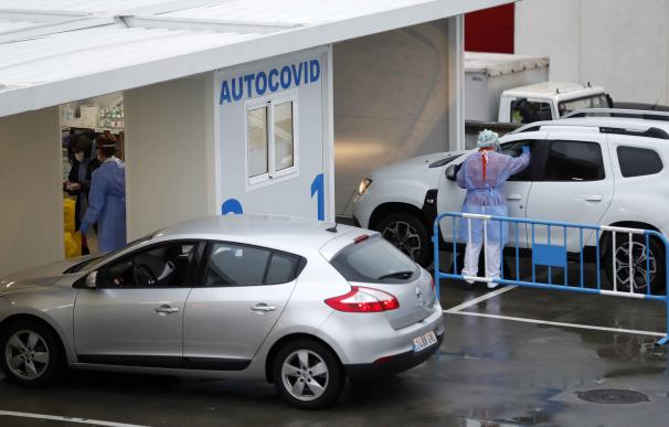 Varios vehículos se realizan pruebas rápidas en el ""auto-covid"" instalado en el Hospital Universitario Central de Asturias (HUCA).