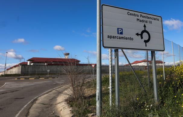 Un cartel indica la dirección a la entrada de la Cárcel de Valdemoro/Centro Penitenciario Madrid III.