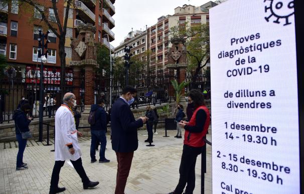 Varias personas hacen colas para la realización de test en el Recinto Modernista del Hospital de Sant Pau de Barcelona,