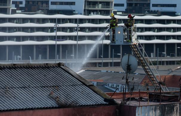 incendio que ha provocado la muerte de dos personas y una veintena de heridos Badalona