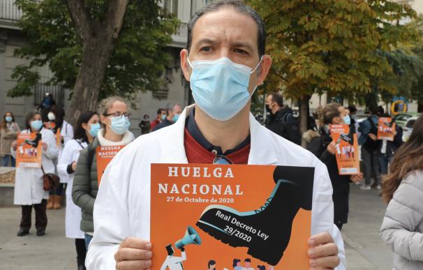 Componentes de la Asociación de Médicos y Titulados Superiores de Madrid (Amyts); de la Confederación Estatal de Sindicatos Médicos (CESM); y del Foro de la Profesión Médica, sostienen pancartas como signo de protesta durante una concentración convocada frente al Congreso de los Diputados, en Madrid