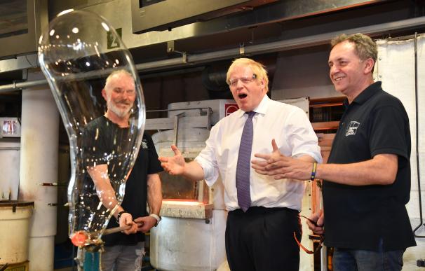 31 January 2020, England, Sunderland: UK Prime Minister Boris Johnson takes part in a process of making glass prior to chairing a cabinet meeting at National Glass Centre of the University of Sunderland, the city which was the first to back Brexit when results were announced after the 2016 referendum. Photo: Paul Ellis/PA Wire/dpa (Foto de ARCHIVO) 31/1/2020 ONLY FOR USE IN SPAIN