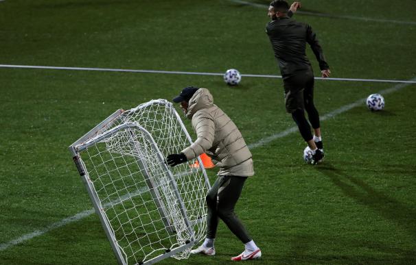 El entrenador del Atlético de Madrid, el argentino Diego Pablo Simeone, dirige una sesión de entrenamientos