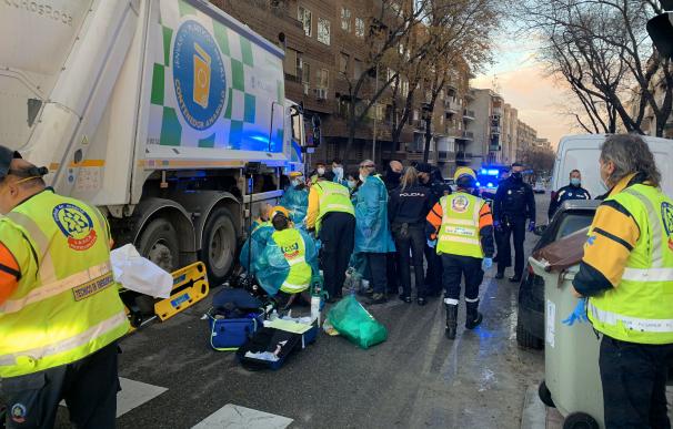 Ciclista muerta tras ser atropellada por un camión de basura en Madrid.