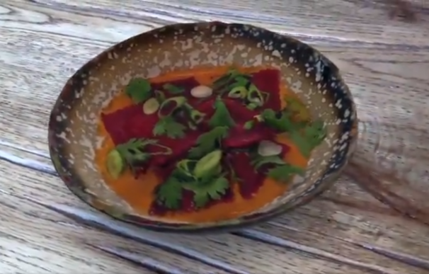 80 grados restaurante plato 3d realidad aumentada Raviolis de Chilli Crab con salsa Thai de cacahuetes