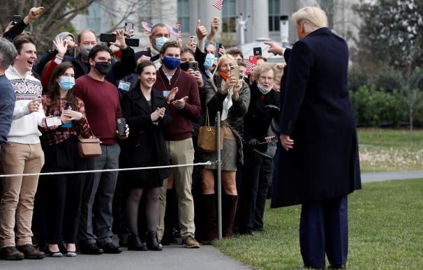 El presidente de EEUU, Donald Trump, saluda a varios de sus seguidores junto a la Casa Blanca.