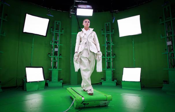 La modelo británica Adwoa Aboah participa en una pasarela de realidad aumentada del London Fashion Week