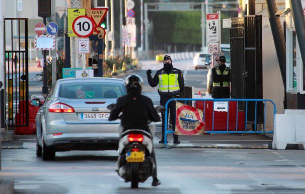 Agentes de la Policía Nacional controlan el acceso de vehículos que se disponen a entrar en Gibraltar en la Línea de la Concepción