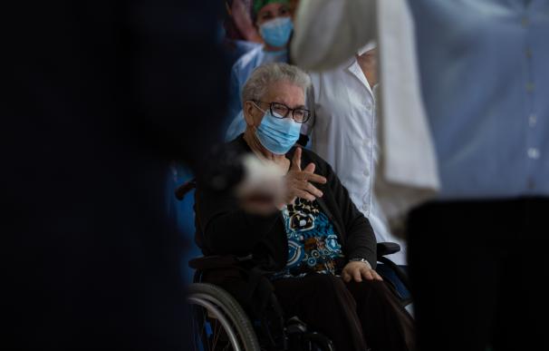 Josefa Pérez de 89 años es la primera mujer en vacunarse en Cataluña.