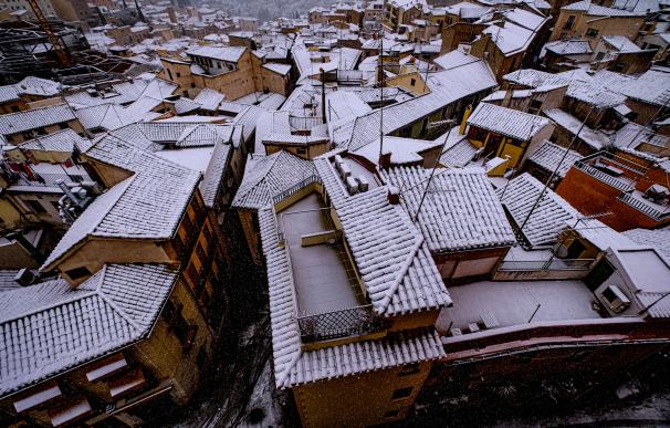 Los tejados comienzan a acumular nieve este jueves en la ciudad de Toledo.