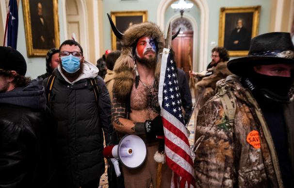Seguidores de Donald Trump irrumpen en el Capitolio de los Estados Unidos durante las protestas.
