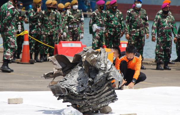 11 January 2021, Indonesia, Dki Jakarta: A piece of one of the engines of Sriwijaya flight SJ182 sits at Tanjung Priok port after retriving it from the crash site following the crash of the Boeing 737-500 passenger plane with 62 people on board. Photo: Denny Pohan/ZUMA Wire/dpa 11/1/2021 ONLY FOR USE IN SPAIN