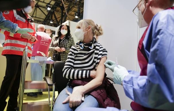 Mujer recibe vacuna en Alemania