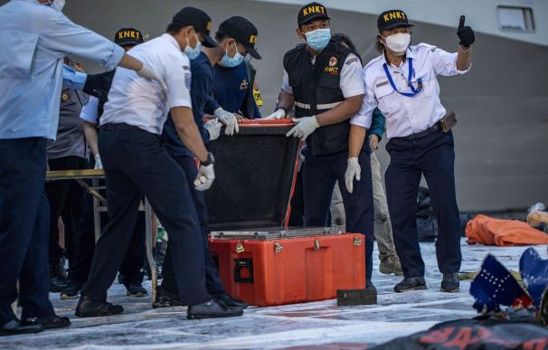 12 January 2021, Indonesia, Jakarta: Indonesian Navy personnel pose for pictures at the Tanjung Priok Port with the flight data recorder that was recovered from the wreckage site of the Sriwijaya Air Boeing 737-500 plane that plummeted with 62 people into the Java Sea four minutes after taking off from Jakarta airport on Saturday. Photo: Donal Husni/ZUMA Wire/dpa 12/1/2021 ONLY FOR USE IN SPAIN