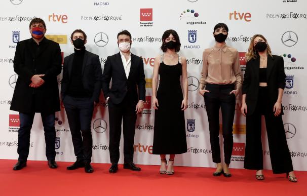 Integrantes del equipo de la serie "Antidisturbios" a su llegada a la gala de entrega de los "Premios Forqué"