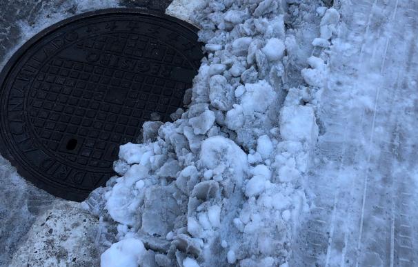 El problema de las alcantarillas sepultadas bajo el hielo