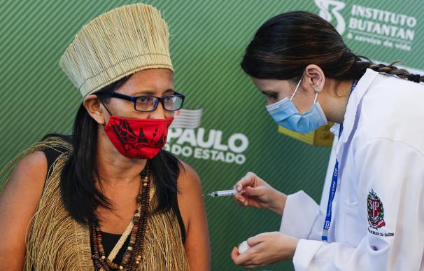 Una mujer recibe vacuna en Brasil