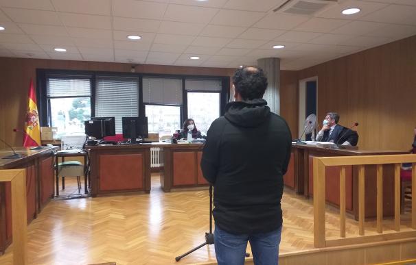 Un ciudadano portugués, juzgado en el sala de lo Penal 1 de Vigo, por varios delitos contra la seguridad vial, conducción temeraria y atentado, por una persecución ocurrida en la A-52 en agosto de 2019, en la que embistió un coche de Guardia Civil.