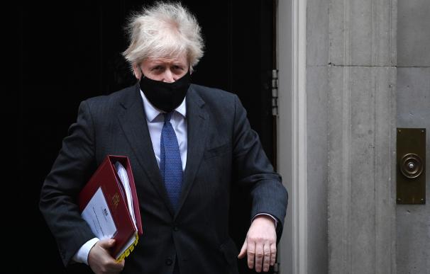 El primer ministro británico, Boris Johnson, sale de 10 Downing Street.