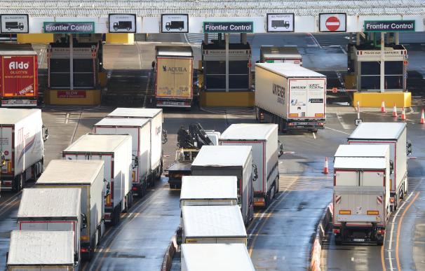 Varios camiones hacen cola en la aduana de Dover para poder pasar de Uk a Europa.