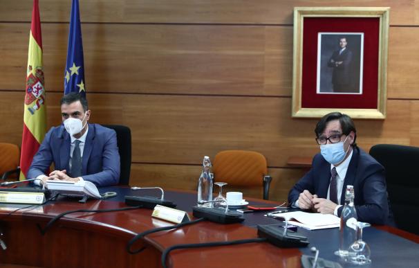 El presidente del Gobierno, Pedro Sánchez (i) y el ministro de Sanidad, Salvador Illa (d) durante la reunión del Comité de Seguimiento del Coronavirus, en el Complejo de la Moncloa, en Madrid (España), a 11 de enero de 2021. Moncloa 11/1/2021
