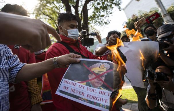 03 February 2021, Thailand, Bangkok: Demonstrators burn a crossed-out poster of Myanmar's army chief Min Aung Hlaing during a protest outside of Bangkok's United Nation's complex, after Myanmar's military seized power from the de facto leader Aung San Suu Kyi and President Win Myint. Photo: Adryel Talamantes/ZUMA Wire/dpa 3/2/2021 ONLY FOR USE IN SPAIN