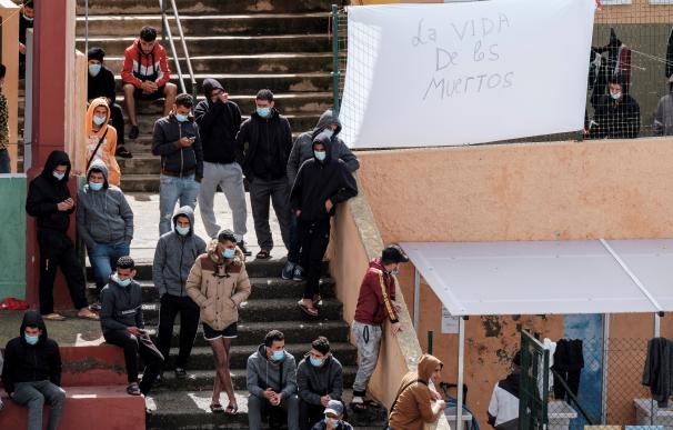 Los inmigrantes acogidos en el Colegio León del barrio El Lasso de Las Palmas de Gran Canaria han anunciado este sábado que iniciarán una huelga de hambre