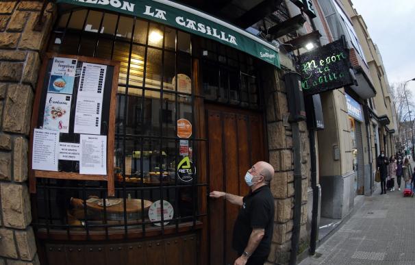 El hostelero Luis María Pérez, abre su bar este miércoles en Bilbao, tras el fallo del TSJPV.