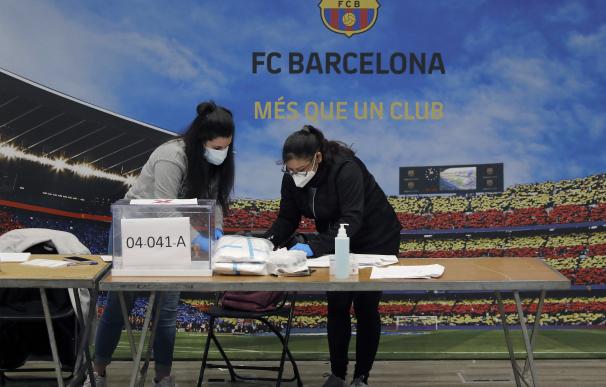 Preparación de una de las mesas electorales dispuestas este domingo en un nuevo recinto habilitado en el Auditorium del FC Barcelona, en distrito de Les Corts en Barcelona