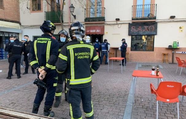 Cinco heridos, uno de ellos grave, por una explosión mientras reparaban una máquina en un bar de Villaverde